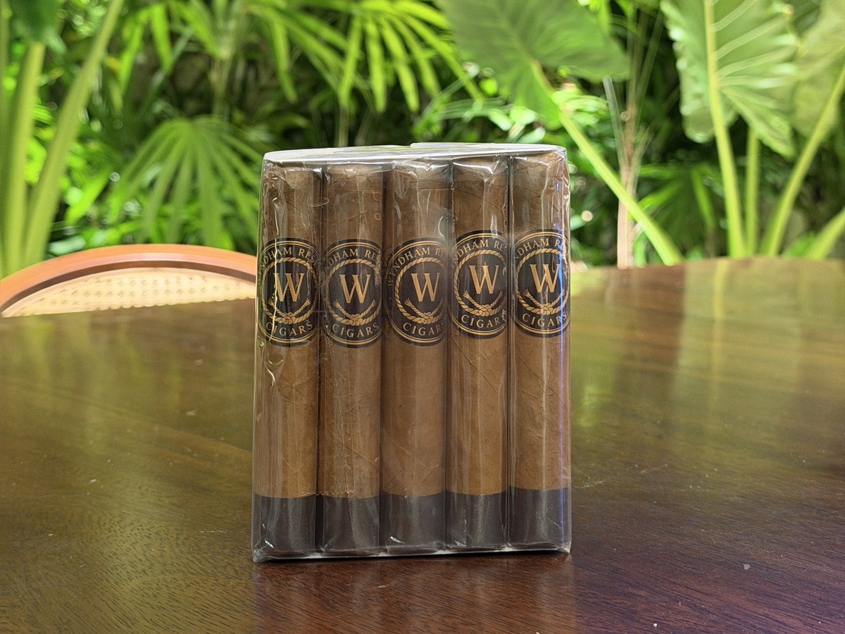 Five Connecticut Wyndham Reserve cigars